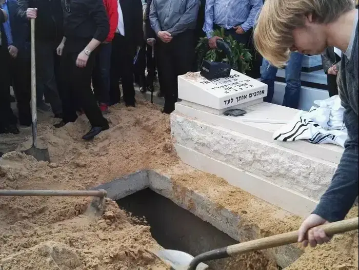הלווית אברהם גולדמן, הרוג בפיגוע באיסטנבול, בית העלמין בחולון. מרץ 2016 (יותם רונן) הלווית אברהם גולדמן, הרוג בפיגוע באיסטנבול, בית העלמין בחולון. מרץ 2016 (יותם רונן)