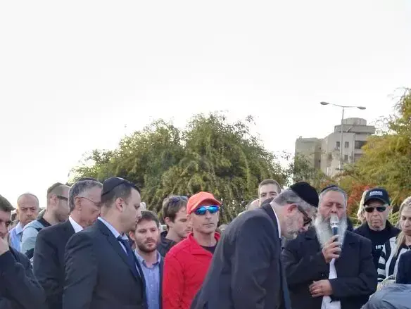 הלווית אברהם גולדמן, הרוג בפיגוע באיסטנבול, בית העלמין בחולון. מרץ 2016 (גלי גינת , באמצעות סמארטפון של וואווי Huawei) הלווית אברהם גולדמן, הרוג בפיגוע באיסטנבול, בית העלמין בחולון. מרץ 2016 (גלי גינת , באמצעות סמארטפון של וואווי Huawei)
