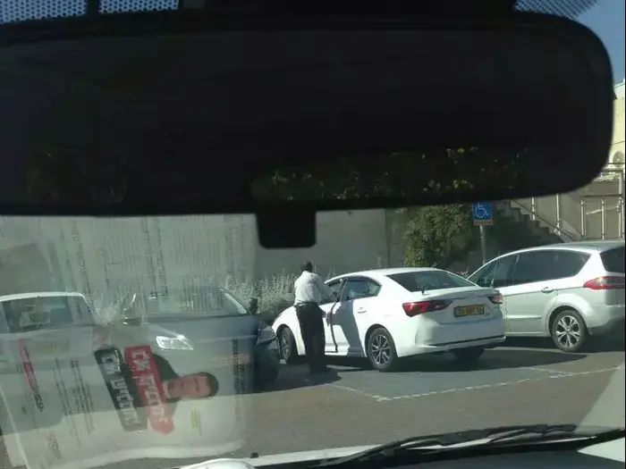 רכבו של משה סויסה, מפקד מחוז הדרומי, בחניה המיועדת לנכים. ירושלים אפריל 2016 (מערכת וואלה! NEWS) רכבו של משה סויסה, מפקד מחוז הדרומי, בחניה המיועדת לנכים. ירושלים אפריל 2016 (מערכת וואלה! NEWS)