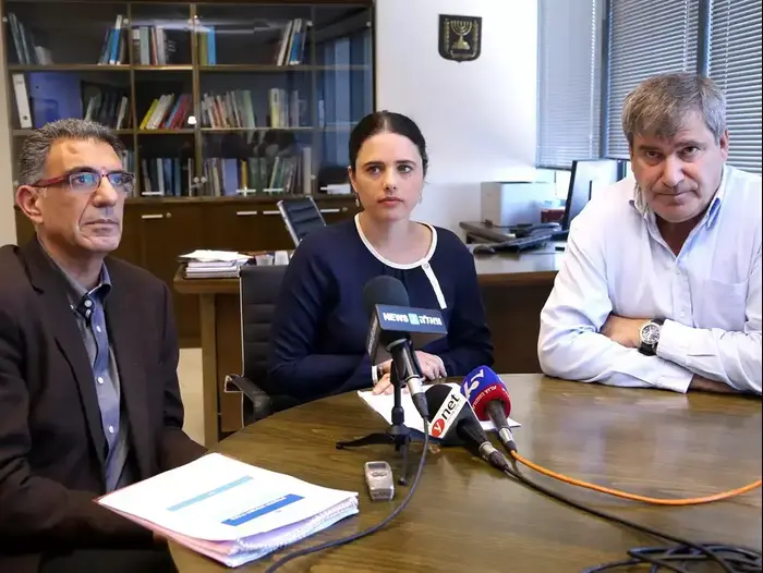 איילת שקד שרת המשפטים, יורם באומן יו"ר מנהלת הליגה, יוסי שרעבי מנכ"ל משרד הספורט (קובי אליהו) איילת שקד שרת המשפטים, יורם באומן יו"ר מנהלת הליגה, יוסי שרעבי מנכ"ל משרד הספורט (קובי אליהו)