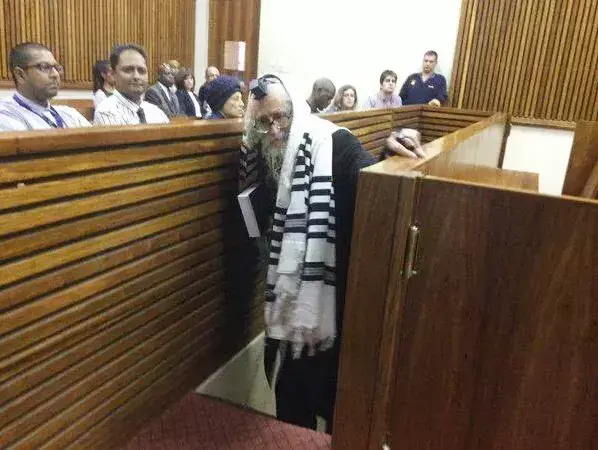 הרב אליעזר ברלנד בבית המשפט, יוהנסבורג. אפריל 2016 (מערכת וואלה! NEWS) הרב אליעזר ברלנד בבית המשפט, יוהנסבורג. אפריל 2016 (מערכת וואלה! NEWS)