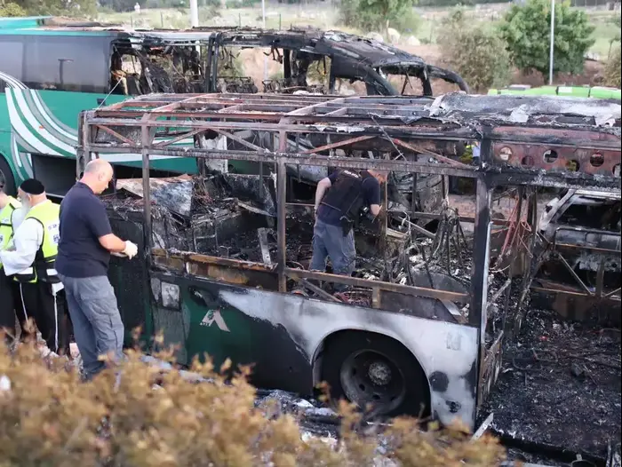 פיצוץ אוטובוס ברחוב דרך חברון בירושלים. 18 באפריל 2016 (נועם מושקוביץ) פיצוץ אוטובוס ברחוב דרך חברון בירושלים. 18 באפריל 2016 (נועם מושקוביץ)