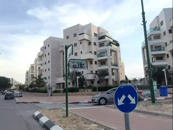 כתובת גרפיטי על שלט רחוב רחבעם זאבי באשקלון, אפריל 2016 (מערכת וואלה! NEWS , אשקלון.נט) כתובת גרפיטי על שלט רחוב רחבעם זאבי באשקלון, אפריל 2016 (מערכת וואלה! NEWS , אשקלון.נט)