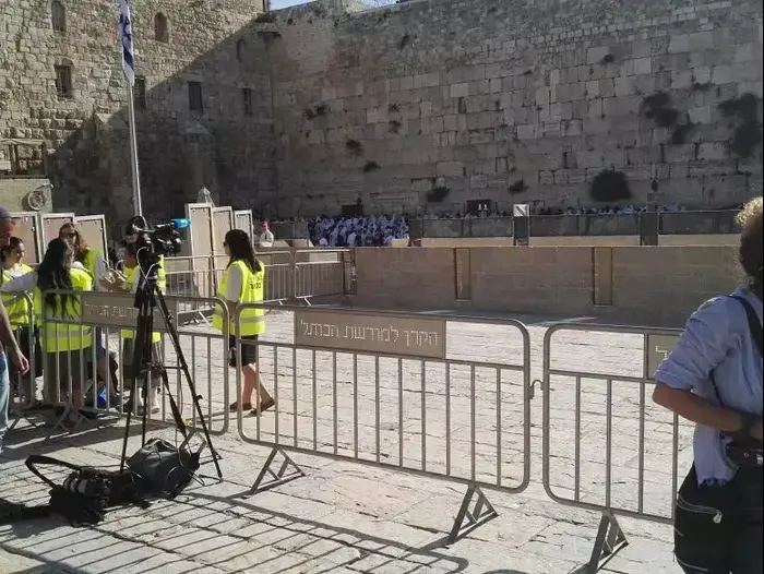 גידור מתחם בתפילה של נשות הכותל ברחבת הכותל חול המועד פסח (רוני כנפו) גידור מתחם בתפילה של נשות הכותל ברחבת הכותל חול המועד פסח (רוני כנפו)