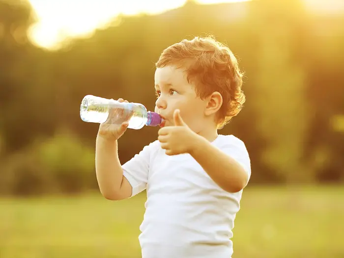 ילד שותה מים מבקבוק ספורט (ShutterStock) ילד שותה מים מבקבוק ספורט (ShutterStock)