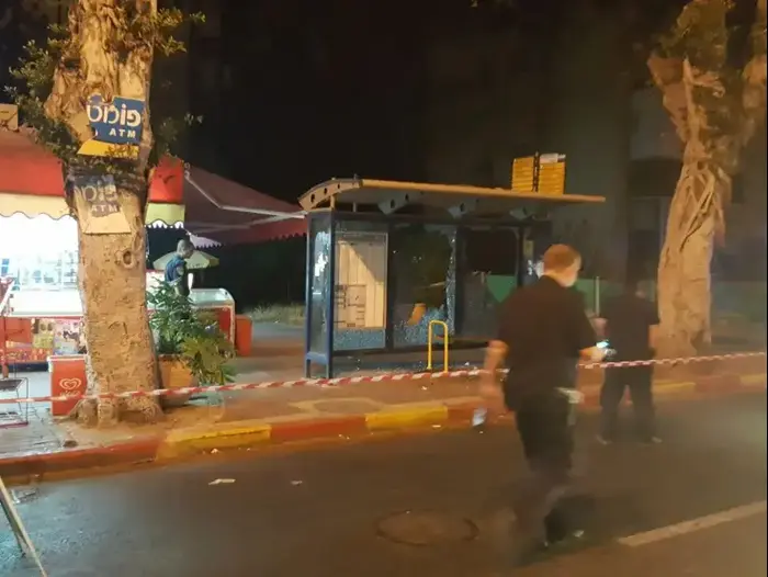 ארבעה בני אדם נפצעו בירי מרכב חולף בחיפה (מערכת וואלה! NEWS , דוברות איחוד הצלה כרמל) ארבעה בני אדם נפצעו בירי מרכב חולף בחיפה (מערכת וואלה! NEWS , דוברות איחוד הצלה כרמל)