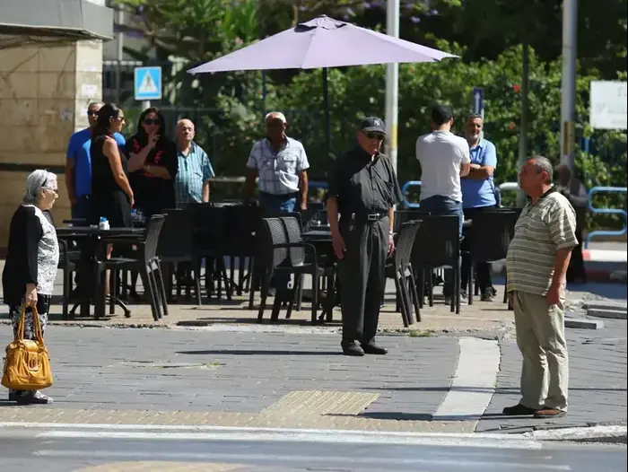 עומדים בזמן הצפירה, יום הזיכרון לשואה ולגבורה. אשדוד 5 במאי 2016 (לירון מולדובן ) עומדים בזמן הצפירה, יום הזיכרון לשואה ולגבורה. אשדוד 5 במאי 2016 (לירון מולדובן )