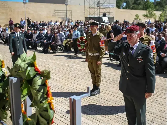 טקס הנחת זרים למרגלות האנדרטה למרד גטו ורשה, יד ושם. 5 במאי 2016 (נועם מושקוביץ) טקס הנחת זרים למרגלות האנדרטה למרד גטו ורשה, יד ושם. 5 במאי 2016 (נועם מושקוביץ)