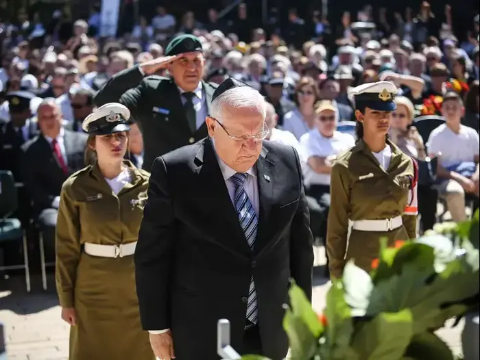 נשיא המדינה ראובן ריבלין בטקס הנחת זרים למרגלות האנדרטה למרד גטו ורשה, יד ושם. 5 במאי 2016 (נועם מושקוביץ) נשיא המדינה ראובן ריבלין בטקס הנחת זרים למרגלות האנדרטה למרד גטו ורשה, יד ושם. 5 במאי 2016 (נועם מושקוביץ)