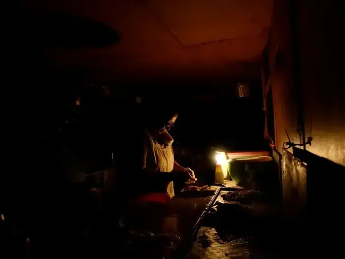 אזרחי ונצואלה מתמודדים עם משבר ייצור החשמל (רויטרס) אזרחי ונצואלה מתמודדים עם משבר ייצור החשמל (רויטרס)