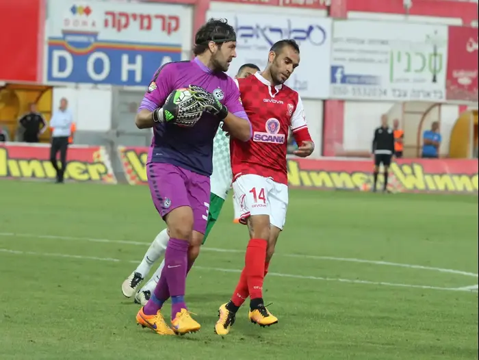 ויאם עמאשה שחקן בני סכנין (מימין) מול ולדימיר סטויקוביץ' שוער מכבי חיפה (אדריאן הרבשטיין) ויאם עמאשה שחקן בני סכנין (מימין) מול ולדימיר סטויקוביץ' שוער מכבי חיפה (אדריאן הרבשטיין)
