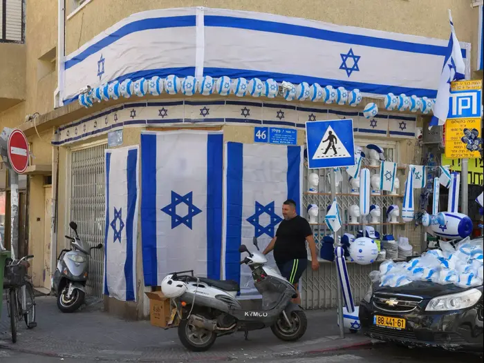 ממכר דגלים ואביזרי יום העצמאות בדרום תל אביב (ראובן קסטרו) ממכר דגלים ואביזרי יום העצמאות בדרום תל אביב (ראובן קסטרו)