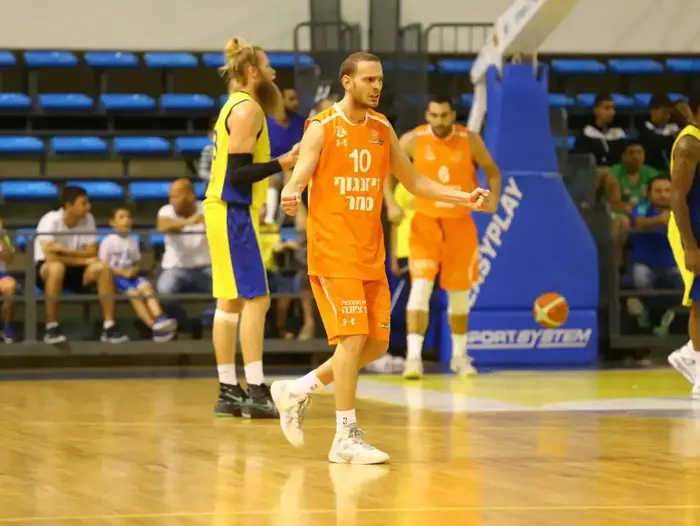 שחקן עירוני נס ציונה יובל נעימי (לירון מולדובן ) שחקן עירוני נס ציונה יובל נעימי (לירון מולדובן )