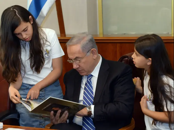 ראש הממשלה בנימין נתניהו ורעייתו שרה נתניהו בפגישה עם יתומי צה"ל במשרד רה"מ (לשכת העיתונות הממשלתית) ראש הממשלה בנימין נתניהו ורעייתו שרה נתניהו בפגישה עם יתומי צה"ל במשרד רה"מ (לשכת העיתונות הממשלתית)