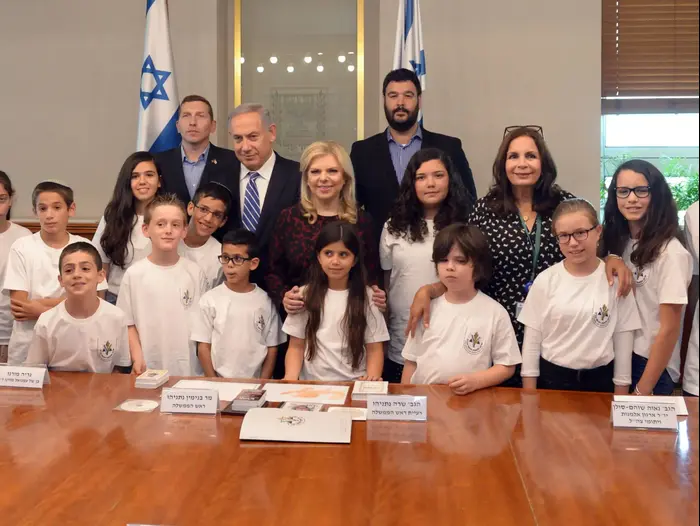 ראש הממשלה בנימין נתניהו ורעייתו שרה נתניהו בפגישה עם יתומי צה"ל במשרד רה"מ (לשכת העיתונות הממשלתית) ראש הממשלה בנימין נתניהו ורעייתו שרה נתניהו בפגישה עם יתומי צה"ל במשרד רה"מ (לשכת העיתונות הממשלתית)