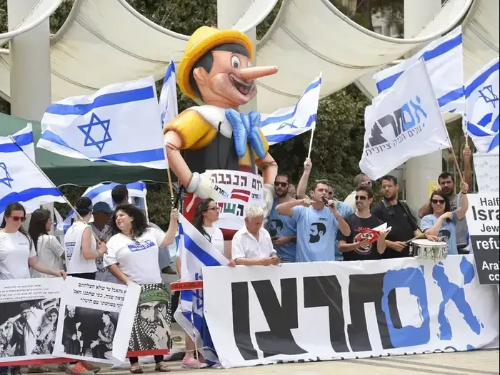 הפגנה בנוגע לאירועי יום הנכבה, אוניברסיטת תל אביב. 15 במאי 2016 (ראובן קסטרו) הפגנה בנוגע לאירועי יום הנכבה, אוניברסיטת תל אביב. 15 במאי 2016 (ראובן קסטרו)