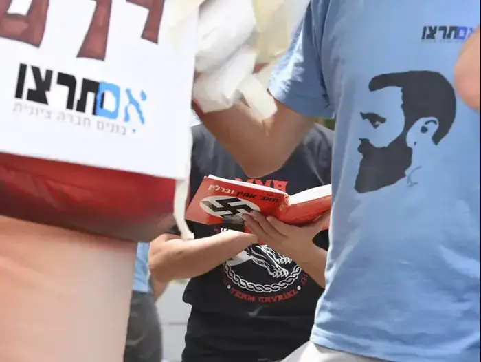 הפגנה בנוגע לאירועי יום הנכבה, אוניברסיטת תל אביב. 15 במאי 2016 (ראובן קסטרו) הפגנה בנוגע לאירועי יום הנכבה, אוניברסיטת תל אביב. 15 במאי 2016 (ראובן קסטרו)