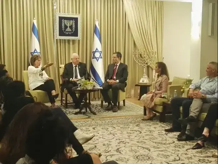 נשיא המדינה מקבל לידיו את הדוח השנתי של עמותת עלם לשנת 2015. 18 במאי 2016 (דנה ירקצי) נשיא המדינה מקבל לידיו את הדוח השנתי של עמותת עלם לשנת 2015. 18 במאי 2016 (דנה ירקצי)