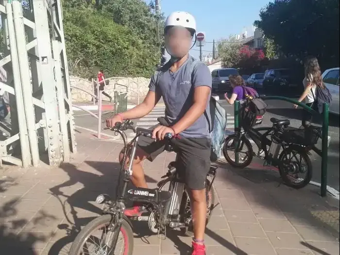 ילדים מגיעים על אופניים חשמליים לבית הספר בליך ברמת גן (דנה ירקצי , דנה ירקצי, באמצעות סמארטפון של וואווי Huawei) ילדים מגיעים על אופניים חשמליים לבית הספר בליך ברמת גן (דנה ירקצי , דנה ירקצי, באמצעות סמארטפון של וואווי Huawei)