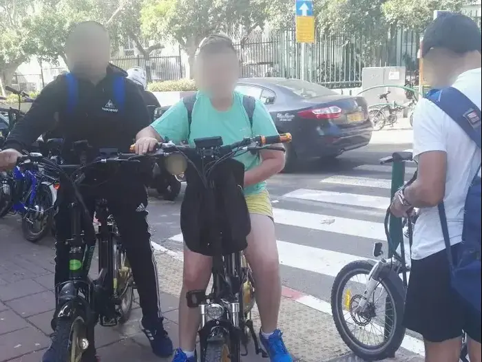 ילדים מגיעים על אופניים חשמליים לבית הספר בליך ברמת גן (דנה ירקצי , דנה ירקצי, באמצעות סמארטפון של וואווי Huawei) ילדים מגיעים על אופניים חשמליים לבית הספר בליך ברמת גן (דנה ירקצי , דנה ירקצי, באמצעות סמארטפון של וואווי Huawei)