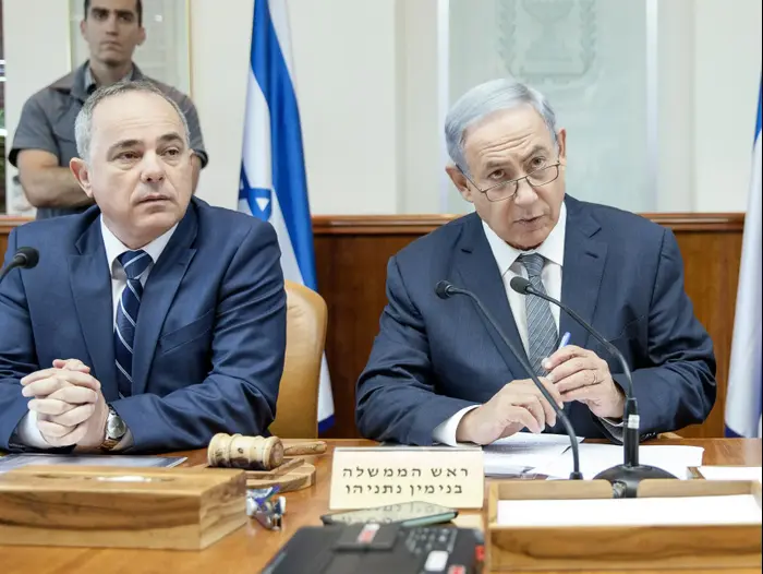 ראש הממשלה בנימין נתניהו והשר יובל שטייניץ בישיבת ממשלה, 22 במאי 2016 (פול צלמים , אמיל סלמן) ראש הממשלה בנימין נתניהו והשר יובל שטייניץ בישיבת ממשלה, 22 במאי 2016 (פול צלמים , אמיל סלמן)