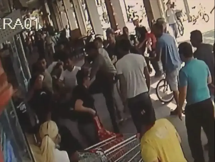 עובד מרכול הוכה על ידי שוטרים ואזרחים: "חטף רק כי הוא ערבי" (מערכת וואלה! NEWS) עובד מרכול הוכה על ידי שוטרים ואזרחים: "חטף רק כי הוא ערבי" (מערכת וואלה! NEWS)