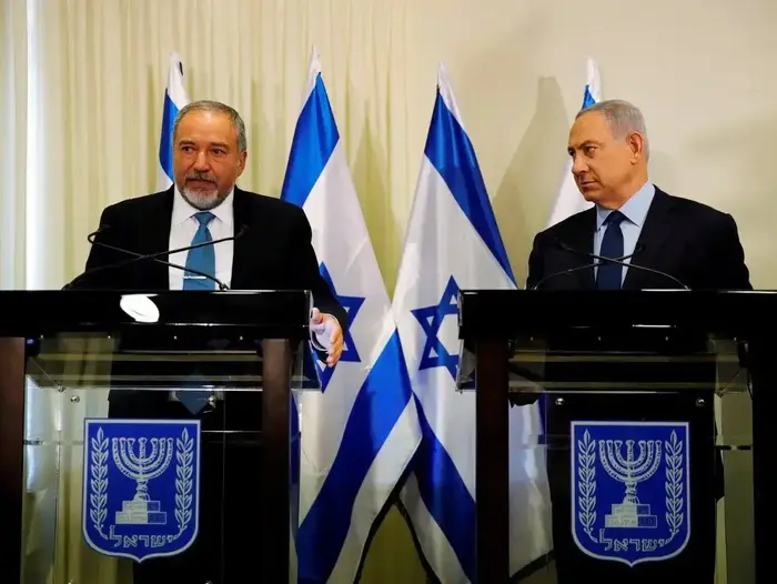 בנימין נתניהו ואביגדור ליברמן חותמים על הסכם קואליציוני, 25 במאי 2016 (רויטרס) בנימין נתניהו ואביגדור ליברמן חותמים על הסכם קואליציוני, 25 במאי 2016 (רויטרס)
