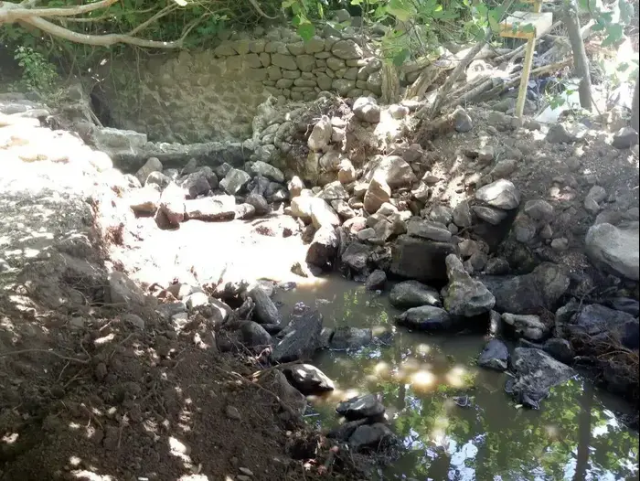 פינת הנצחה לזכר גבריאל חוטר, שנרצח בפיגוע בעתניאל. מאי 2016 (באדיבות המשפחה) פינת הנצחה לזכר גבריאל חוטר, שנרצח בפיגוע בעתניאל. מאי 2016 (באדיבות המשפחה)