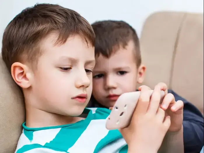 ילד עם סמארטפון (ShutterStock) ילד עם סמארטפון (ShutterStock)