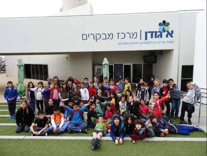 תלמידי בית ספר מבקרים במפעל השפד"ן (יח"צ , מרק סטריינג'ר)