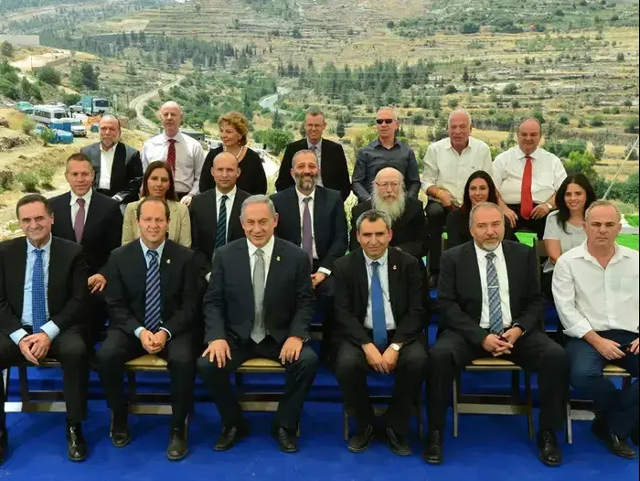 ישיבת ממשלה חגיגית לקראת יום ירושלים בעין לבן - תמונה קבוצתית של השרים (לשכת העיתונות הממשלתית , קובי גדעון) ישיבת ממשלה חגיגית לקראת יום ירושלים בעין לבן - תמונה קבוצתית של השרים (לשכת העיתונות הממשלתית , קובי גדעון)