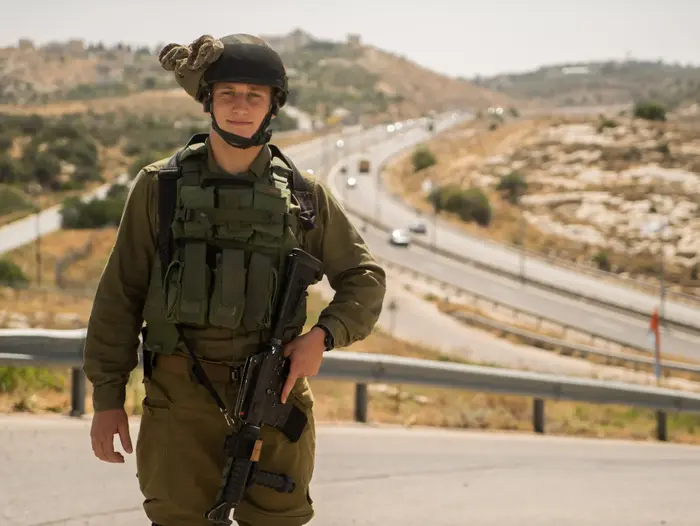 סמל לאוניד קונטורוביץ', לוחם בפלוגת תבל בגדוד תבור, מוצב "כוכב 3". יוני 2016 (דובר צה"ל) סמל לאוניד קונטורוביץ', לוחם בפלוגת תבל בגדוד תבור, מוצב "כוכב 3". יוני 2016 (דובר צה"ל)