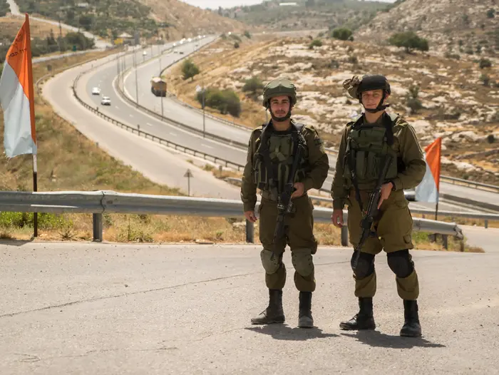 סמל מאור נקאש וסמל לאוניד קונטורוביץ', גדוד תבור. יוני 2016 (דובר צה"ל) סמל מאור נקאש וסמל לאוניד קונטורוביץ', גדוד תבור. יוני 2016 (דובר צה"ל)