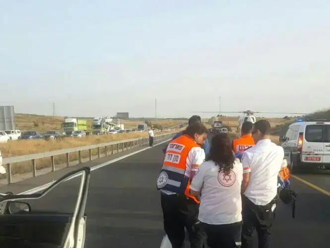 תאונת דרכים בכביש 6 בסמוך לקריית גת. 5 ביוני 2016 (מד"א) תאונת דרכים בכביש 6 בסמוך לקריית גת. 5 ביוני 2016 (מד"א)