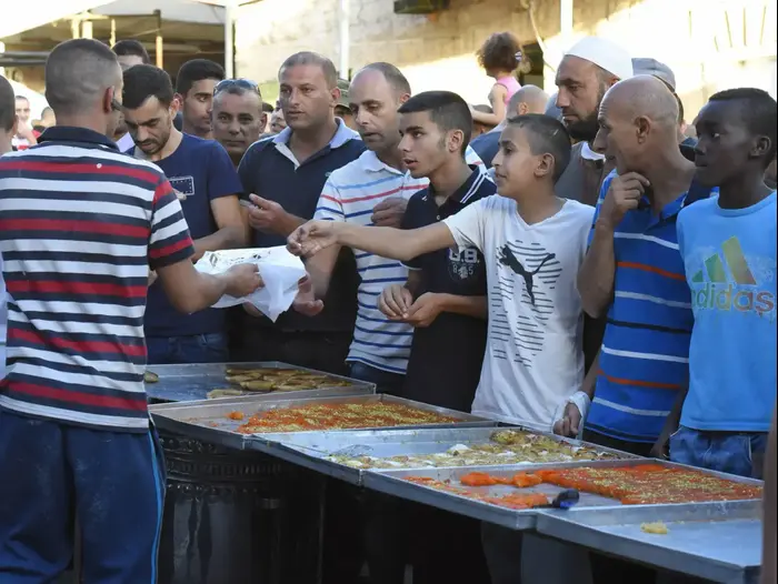 קניות בשוק לקראת סעודה בתום צום הרמדאן, כפר קאסם. יוני 2016 (ראובן קסטרו)