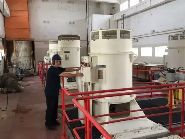 עובד איגודן אבי טובול בתחנת השאיבה באתר רידינג, תל אביב (יח"צ)