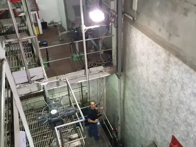 עובד איגודן יגאל אובלנצב בתחנת השאיבה באתר רידינג, תל אביב (יח"צ)