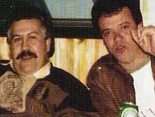 ברון הסמים הקולומביאני פבלו אסקובר (משמאל) לצד המתנקש הבכיר שלו ג'ון ג'אירו ולסקז (צילום מסך , פייסבוק) ברון הסמים הקולומביאני פבלו אסקובר (משמאל) לצד המתנקש הבכיר שלו ג'ון ג'אירו ולסקז (צילום מסך , פייסבוק)