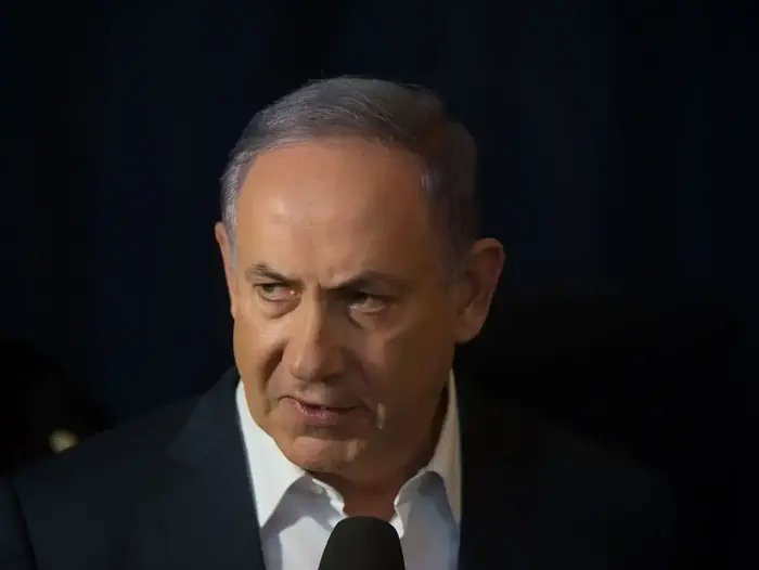 ראש הממשלה בנימין נתניהו בזירת פיגוע הירי במתחם שרונה, תל אביב. יוני 2016 (ניב אהרונסון) ראש הממשלה בנימין נתניהו בזירת פיגוע הירי במתחם שרונה, תל אביב. יוני 2016 (ניב אהרונסון)