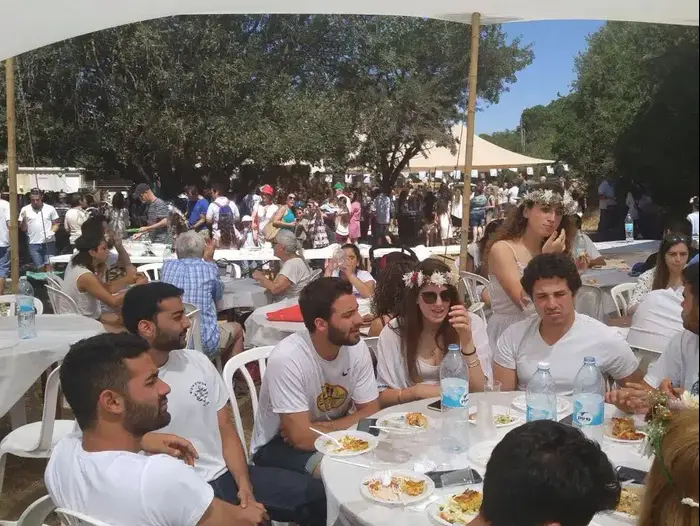 טקס חג שבועות בקיבוץ מרום גולן 12 יוני 2016 (יח"צ , תיירות מרום גולן) טקס חג שבועות בקיבוץ מרום גולן 12 יוני 2016 (יח"צ , תיירות מרום גולן)