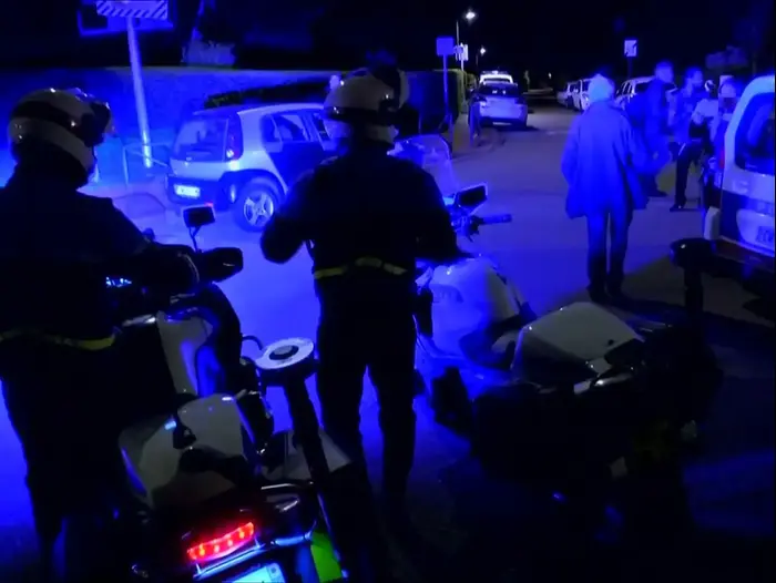שוטרים בסמוך לדירה בפרבר של פריז, צרפת, שם התבצר תומך דאעש שרצח קצין משטרה ואת אשתו, 14 ביוני 2016 (רויטרס) שוטרים בסמוך לדירה בפרבר של פריז, צרפת, שם התבצר תומך דאעש שרצח קצין משטרה ואת אשתו, 14 ביוני 2016 (רויטרס)