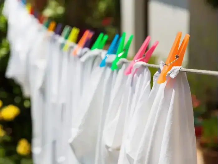 בגדים לבנים תלויים על חבל כביסה (ShutterStock) בגדים לבנים תלויים על חבל כביסה (ShutterStock)