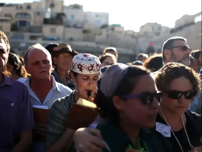 תפילה מעורבת של רפורמים וקונסרבטיבים ברחבת הכותל המערבי. 16 ביוני 2016 (נועם מושקוביץ) תפילה מעורבת של רפורמים וקונסרבטיבים ברחבת הכותל המערבי. 16 ביוני 2016 (נועם מושקוביץ)