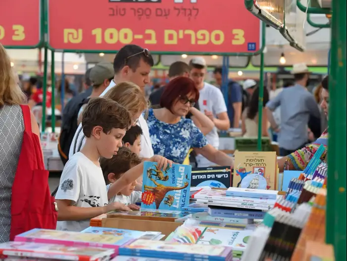 שבוע הספר בתל אביב 2016. כיכר רבין, 16 ביוני 2016 (ראובן קסטרו) שבוע הספר בתל אביב 2016. כיכר רבין, 16 ביוני 2016 (ראובן קסטרו)