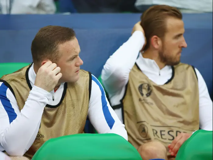 שחקני נבחרת אנגליה ויין רוני עם הארי קיין (GettyImages) שחקני נבחרת אנגליה ויין רוני עם הארי קיין (GettyImages)