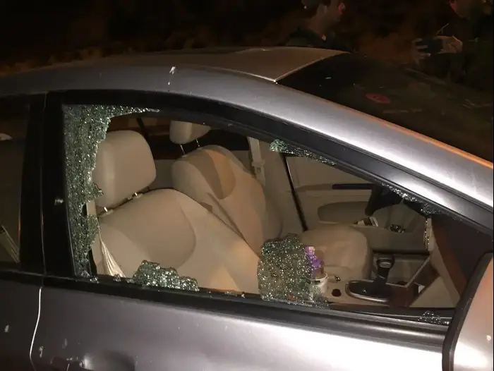 פלסטינים יידו אבנים ובקבוקי תבערה לעבר כביש 443, בסמוך לכפר בית סירא שבבנימין, יוני 2016 (דובר צה"ל) פלסטינים יידו אבנים ובקבוקי תבערה לעבר כביש 443, בסמוך לכפר בית סירא שבבנימין, יוני 2016 (דובר צה"ל)