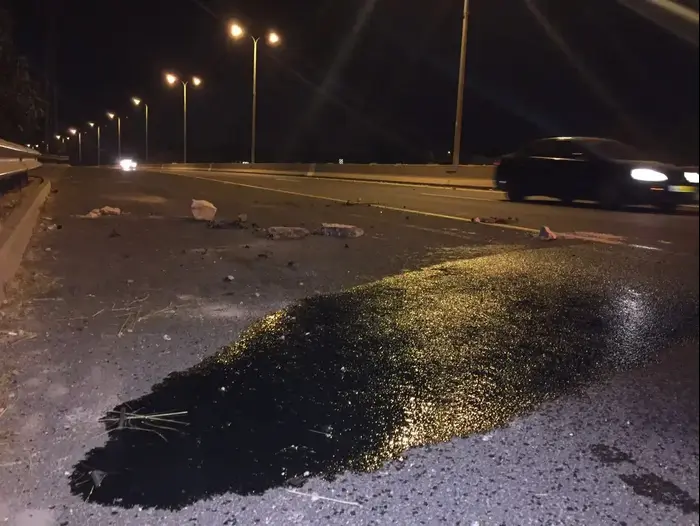 פלסטינים יידו אבנים ובקבוקי תבערה לעבר כביש 443, בסמוך לכפר בית סירא שבבנימין, יוני 2016 (דובר צה"ל) פלסטינים יידו אבנים ובקבוקי תבערה לעבר כביש 443, בסמוך לכפר בית סירא שבבנימין, יוני 2016 (דובר צה"ל)