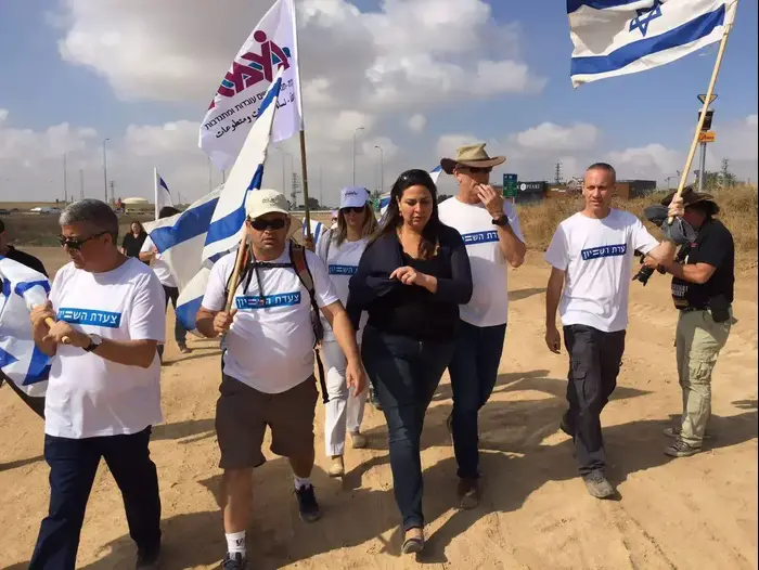 משתתפים בצעדת השוויון בדרכם לירושלים נגד הפערים בחינוך וברווחה (אתר רשמי , עמוד הפייסבוק של התחלה שווה למען שוויון הזדמנויות בחינוך וברווחה) משתתפים בצעדת השוויון בדרכם לירושלים נגד הפערים בחינוך וברווחה (אתר רשמי , עמוד הפייסבוק של התחלה שווה למען שוויון הזדמנויות בחינוך וברווחה)