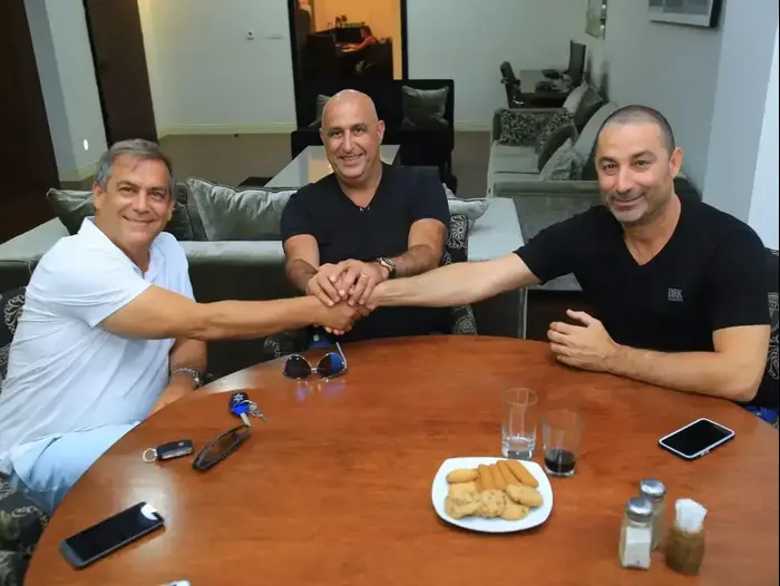 גילי לנדאו עם ג'קי בן זקן ויו"ר מ.ס אשדוד יורם מרציאנו (מערכת וואלה! NEWS , טל אקוקה) גילי לנדאו עם ג'קי בן זקן ויו"ר מ.ס אשדוד יורם מרציאנו (מערכת וואלה! NEWS , טל אקוקה)