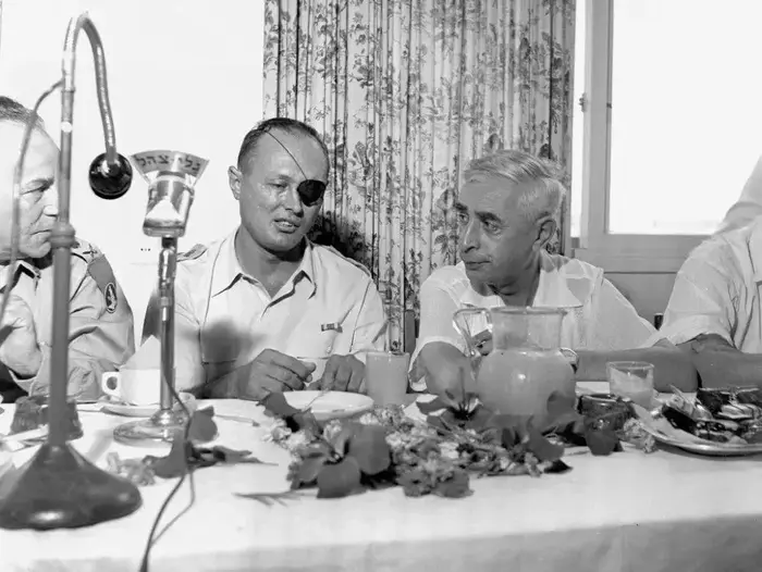 שר הביטחון פנחס לבון והרמטכ"ל משה דיין, 19 באוגוסט 1954 (ארכיון צה"ל ומערכת הבטחון, צלמי במחנה , מערכת במחנה) שר הביטחון פנחס לבון והרמטכ"ל משה דיין, 19 באוגוסט 1954 (ארכיון צה"ל ומערכת הבטחון, צלמי במחנה , מערכת במחנה)